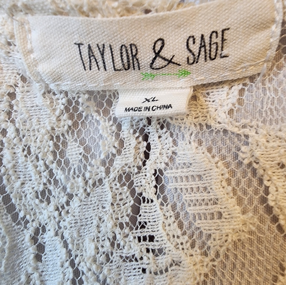 Women's Taylor and Sage Flower Lace Top Size Extra Large - Picture 3 of 3